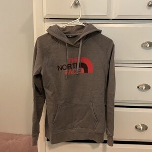 The North Face Women’s slim hooded sweatshirt Grey